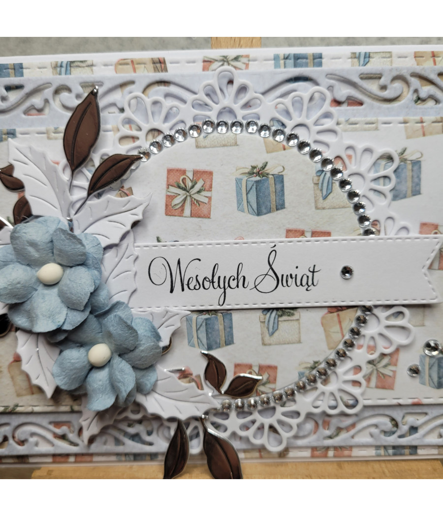 Błękitna kartka na Boże Narodzenie, prezenty, kwiaty, handmade