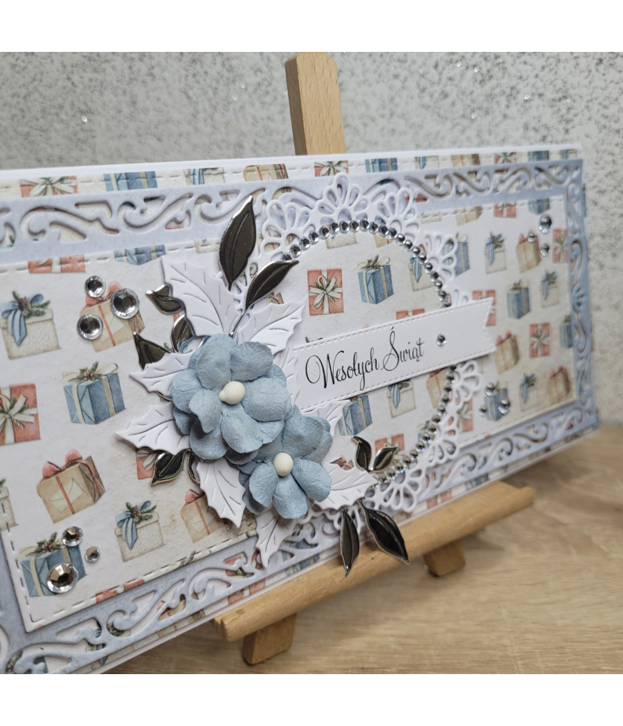 Błękitna kartka na Boże Narodzenie, prezenty, kwiaty, handmade