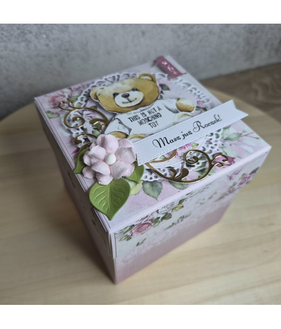 Różowy exploding box na Roczek, z personalizacją, miś, ubranka, handmade